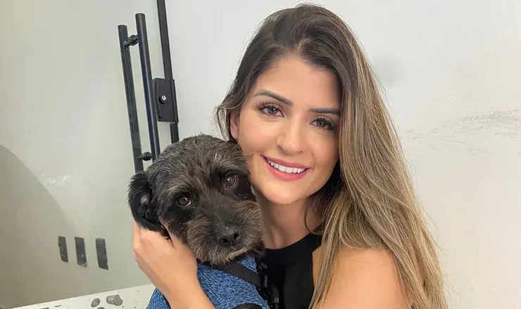Tutora abraçando seu cão na Prime Vet